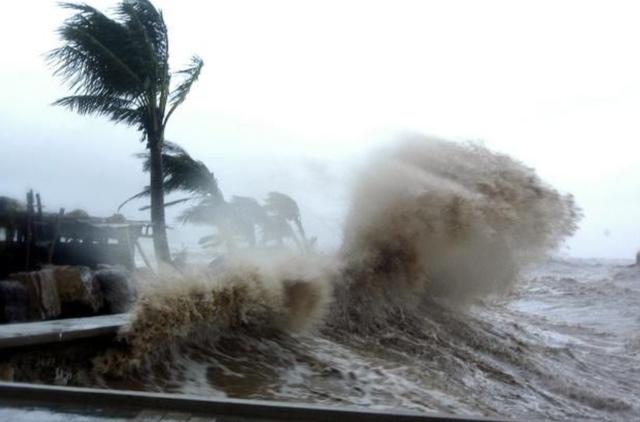 台风登陆菲律宾 25人惨死 200场洪水淹城 村庄尽毁 万人撤离-2.jpg