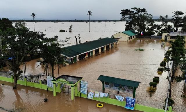 台风登陆菲律宾 25人惨死 200场洪水淹城 村庄尽毁 万人撤离-7.jpg