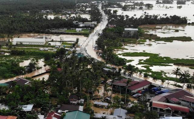台风登陆菲律宾 25人惨死 200场洪水淹城 村庄尽毁 万人撤离-8.jpg