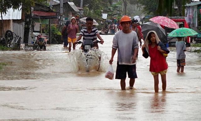 台风登陆菲律宾 25人惨死 200场洪水淹城 村庄尽毁 万人撤离-11.jpg
