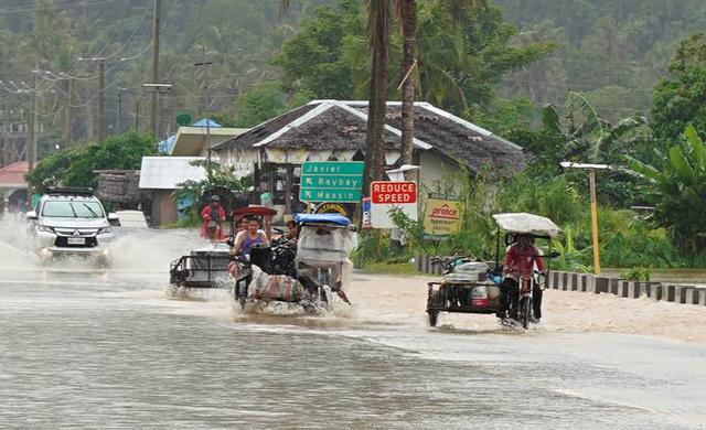 台风登陆菲律宾 25人惨死 200场洪水淹城 村庄尽毁 万人撤离-12.jpg