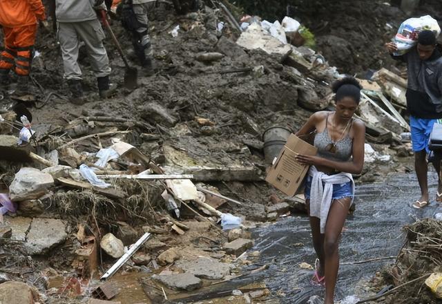 台风登陆菲律宾 25人惨死 200场洪水淹城 村庄尽毁 万人撤离-13.jpg