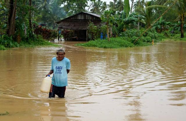 台风登陆菲律宾 25人惨死 200场洪水淹城 村庄尽毁 万人撤离-14.jpg