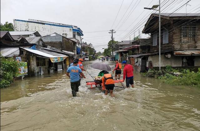 台风登陆菲律宾 25人惨死 200场洪水淹城 村庄尽毁 万人撤离-16.jpg