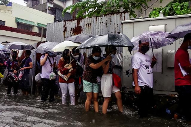 台风登陆菲律宾 25人惨死 200场洪水淹城 村庄尽毁 万人撤离-17.jpg