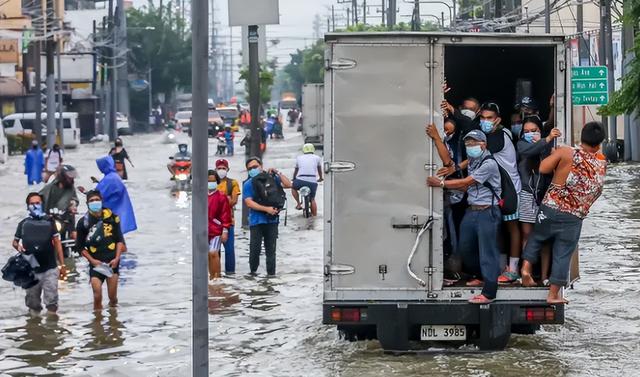 台风登陆菲律宾 25人惨死 200场洪水淹城 村庄尽毁 万人撤离-19.jpg