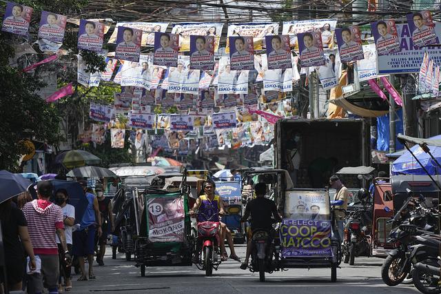 菲律宾首都马尼拉开启选举工作 街头挂满竞选海报-1.jpg
