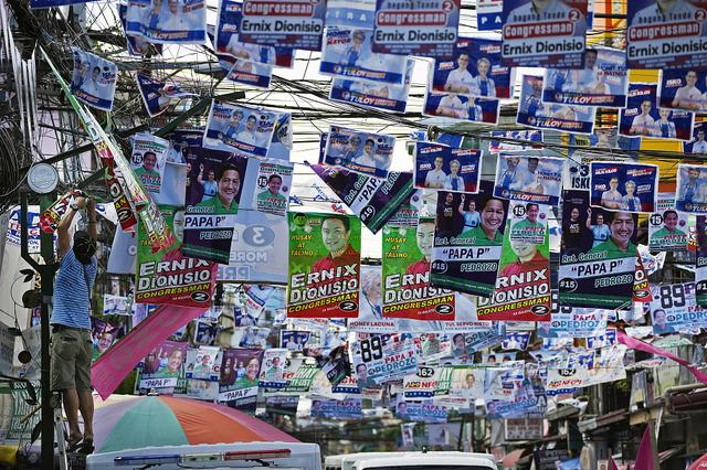 菲律宾首都马尼拉开启选举工作 街头挂满竞选海报-2.jpg