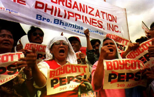 一个可乐瓶盖竟引发了全民抗议，1992年的菲律宾，到底发生了什么-1.jpg