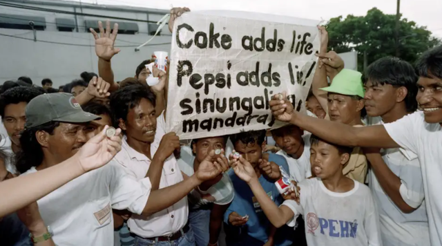 一个可乐瓶盖竟引发了全民抗议，1992年的菲律宾，到底发生了什么-8.jpg