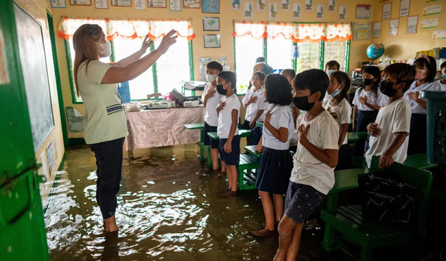 flooded-schools-pampanga-school-opening-reuters-august-22-2022-00001-scaled_副本.jpg