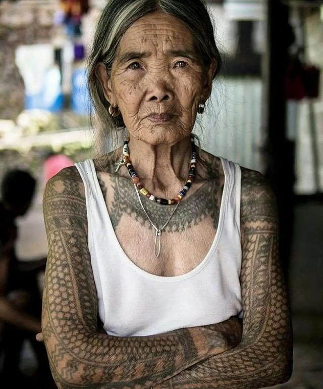 菲律宾106岁花臂奶奶火了！初恋殉国终身不嫁，却被网友封为女神-2.jpg