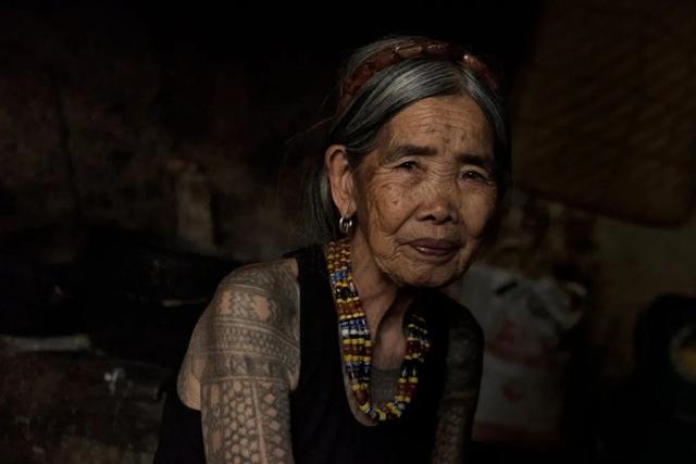 菲律宾106岁花臂奶奶火了！初恋殉国终身不嫁，却被网友封为女神-5.jpg
