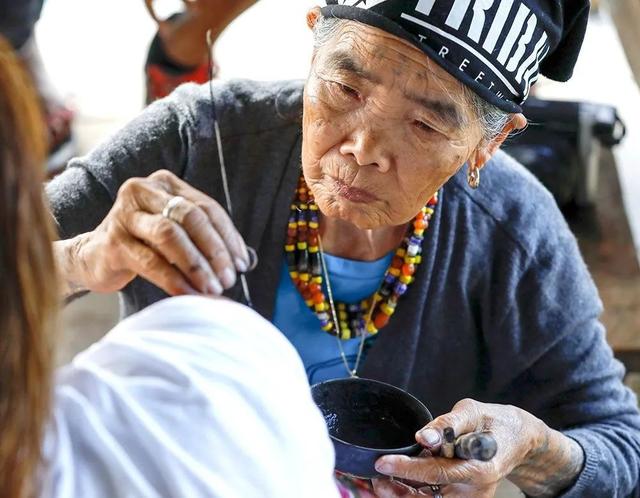 菲律宾106岁花臂奶奶火了！初恋殉国终身不嫁，却被网友封为女神-8.jpg
